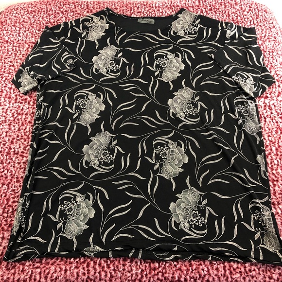 Woman’s Floral Top - Picture 1 of 3